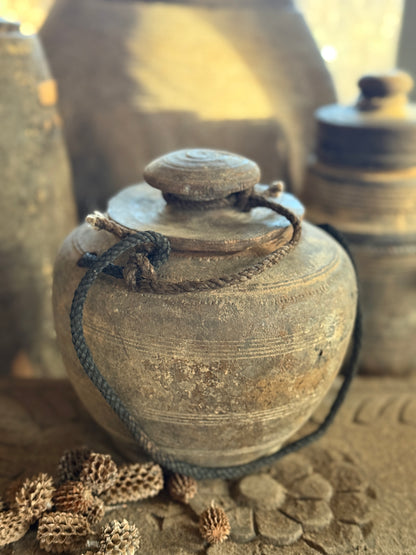 Oud Nepalese Pot met Deksel (LH16)