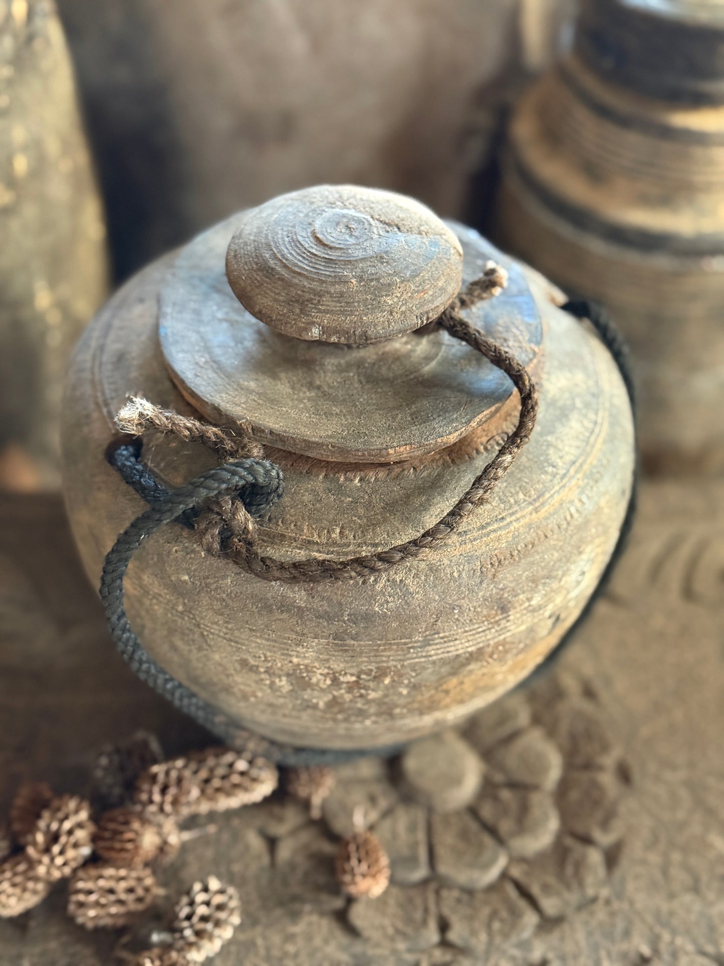 Oud Nepalese Pot met Deksel (LH16)