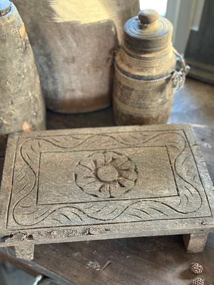 Oude Bajot Plank met Houtsnijwerk , (LH01)