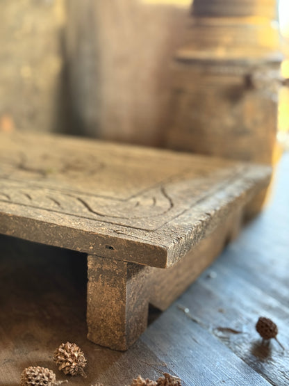 Oude Bajot Plank met Houtsnijwerk , (LH01)