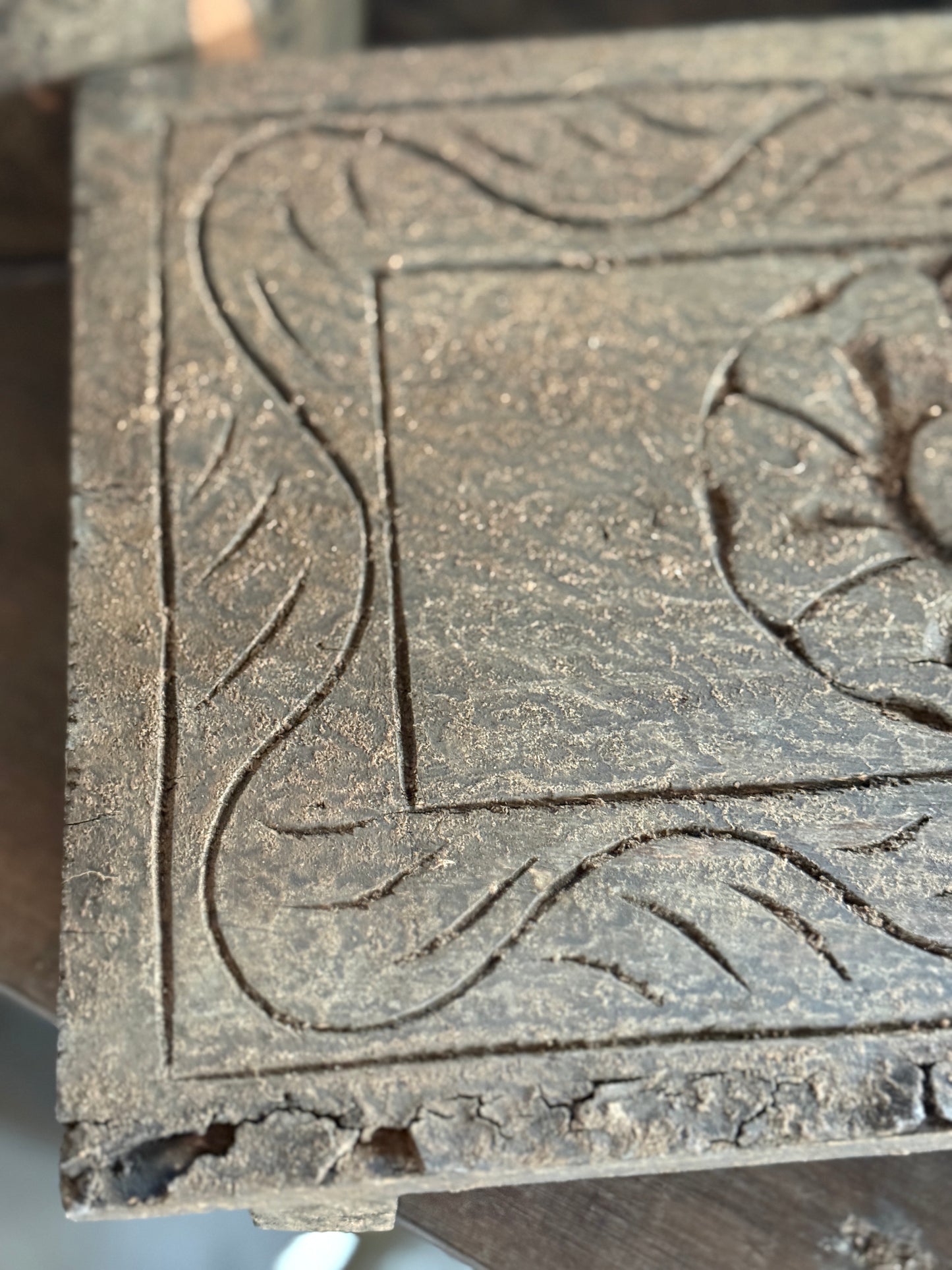 Oude Bajot Plank met Houtsnijwerk , (LH01)