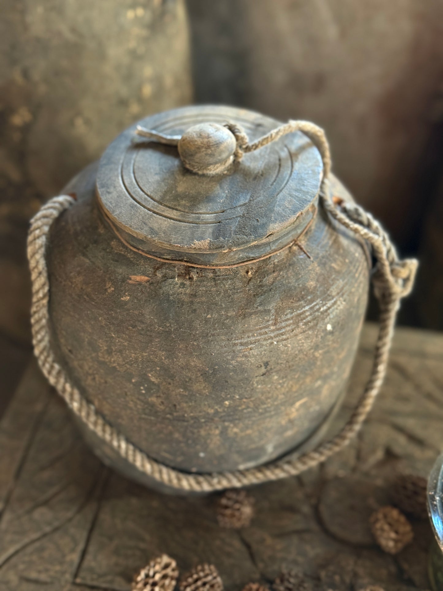 Oud Nepalese Pot met Deksel (LH17)