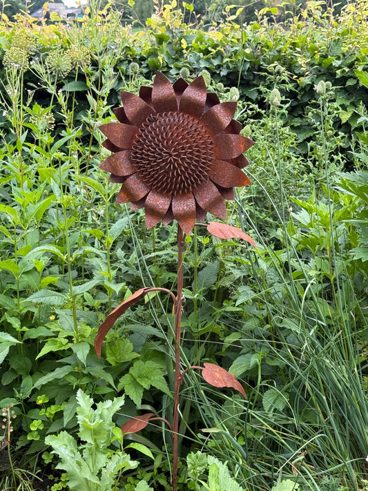 Sonnenblume aus rostigem Metall auf Stecker
