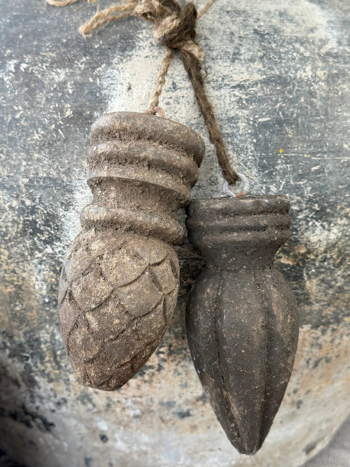 Set van 2 Oude Hangende Ornamentjes