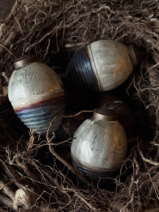 Decoratief ei met reliëf – zilver, donker brons, blauwgrijs