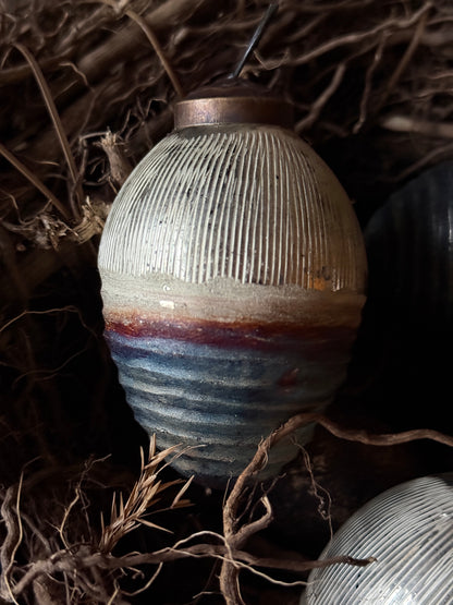 Decoratief ei met reliëf – zilver, donker brons &amp; blauwgrijs