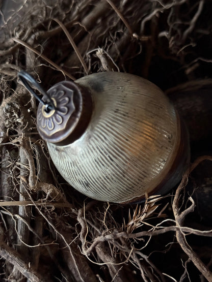 Dekoratives Ei mit Relief – Silber, Dunkelbronze, Blaugrau