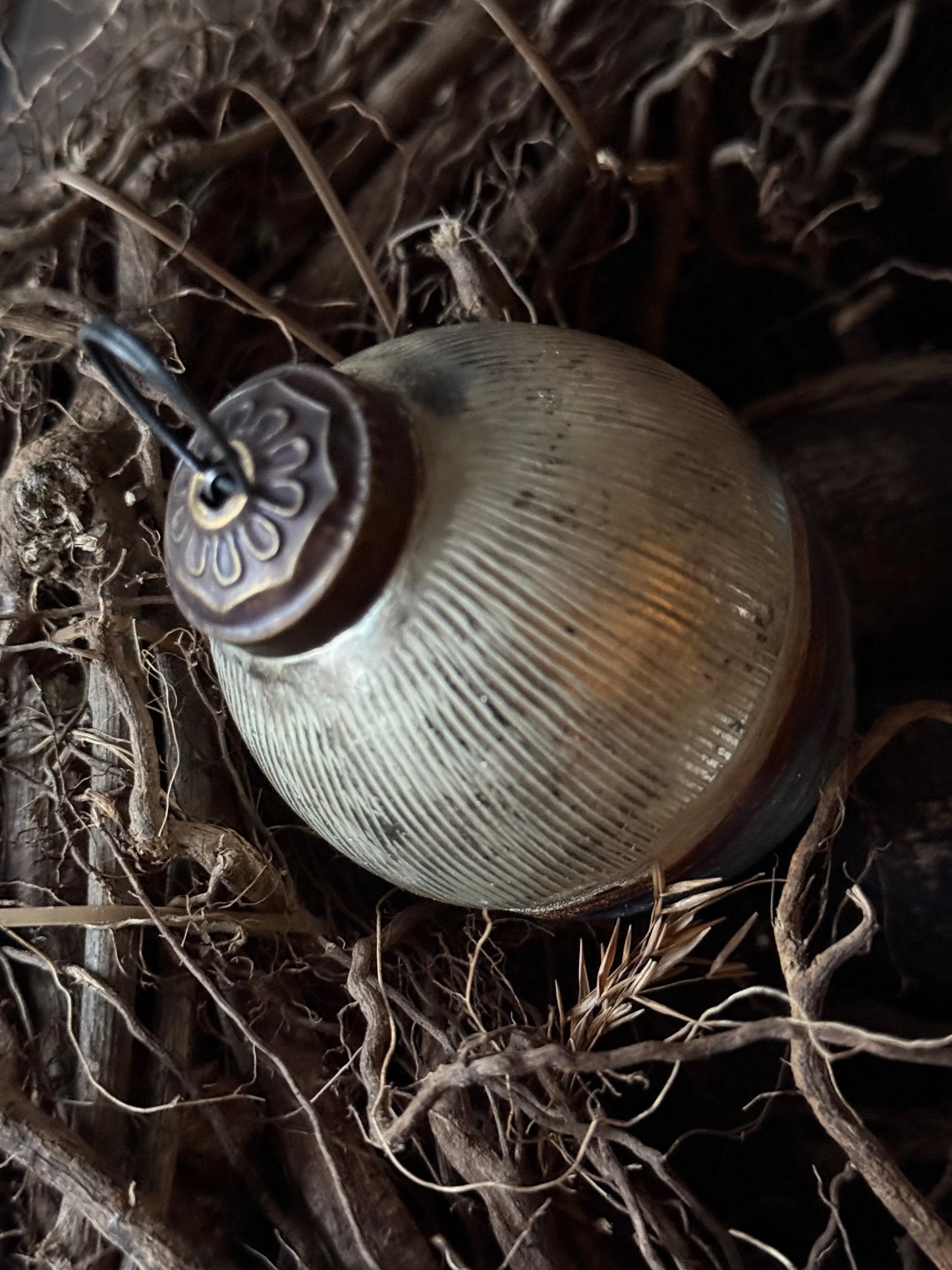 Dekoratives Ei mit Relief – Silber, Dunkelbronze, Blaugrau