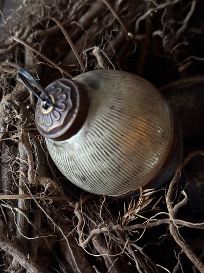 Decoratief ei met reliëf – zilver, donker brons &amp; blauwgrijs