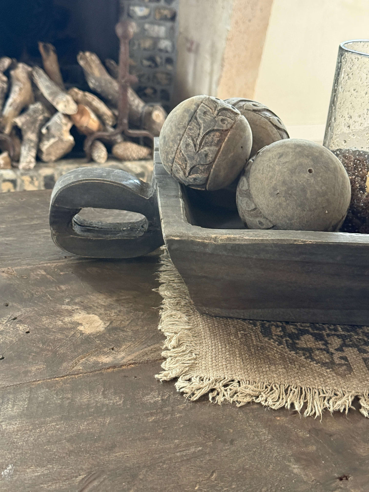 Oude houten bak / trog met handvat – vergrijsd
