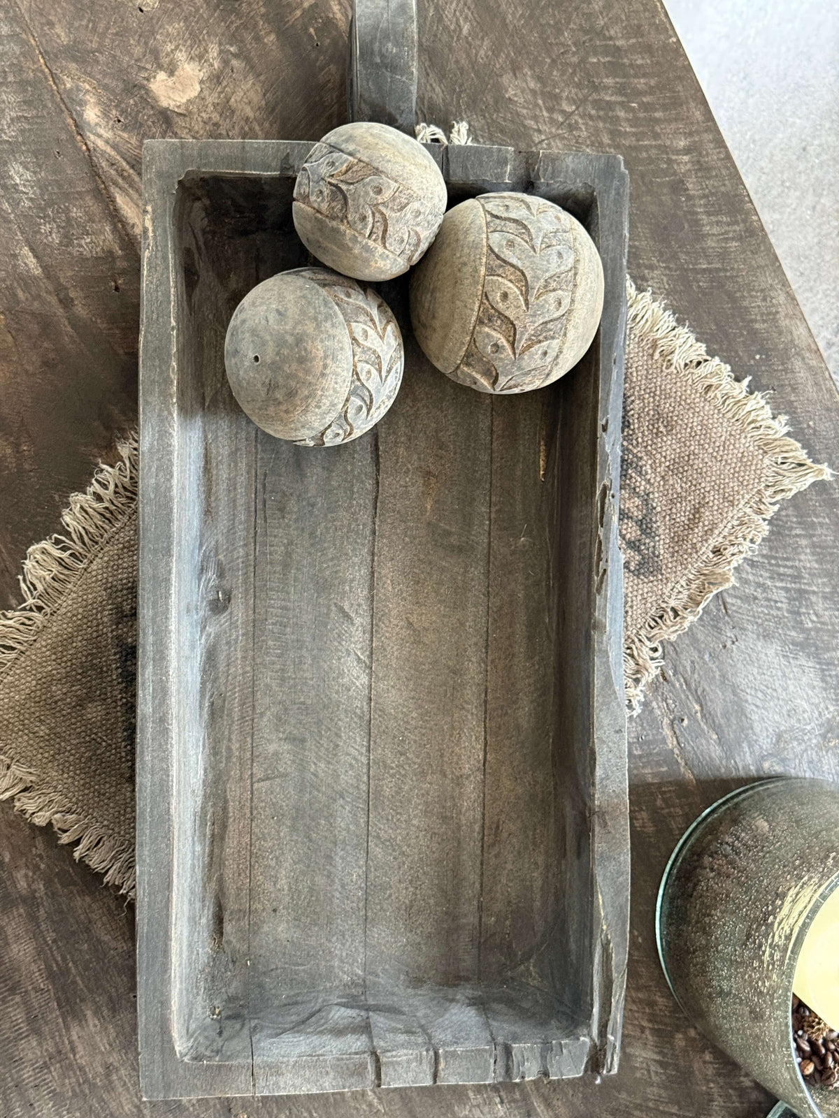 Oude houten bak / trog met handvat – vergrijsd