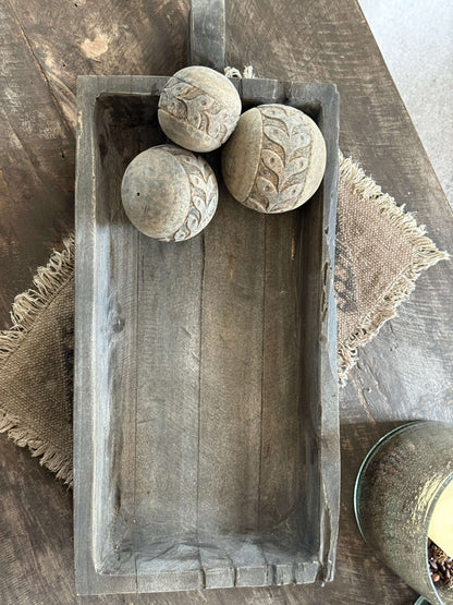 Oude houten bak / trog met handvat – vergrijsd