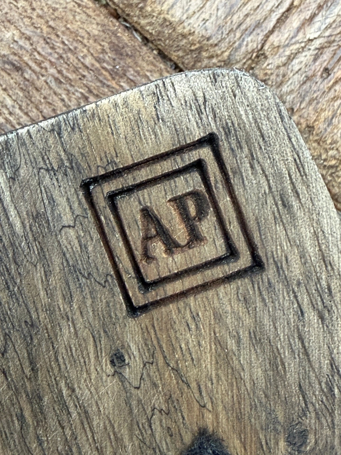 Metalen schaartje op houten plankje