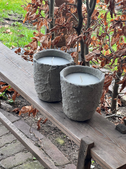 Kerze im Zementtopf