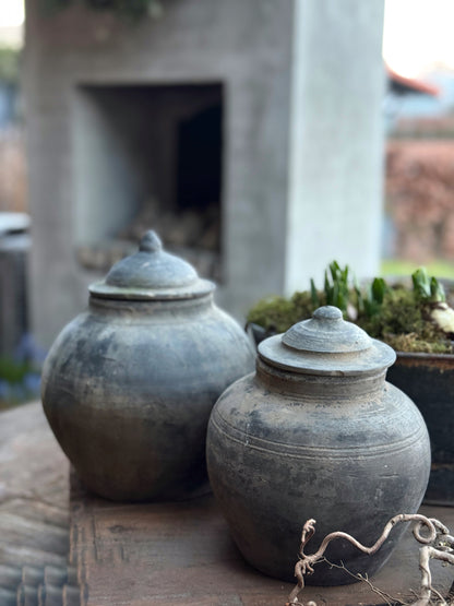 Oud Kruikje met Deksel (rechter op de afbeelding)