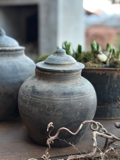 Oud Kruikje met Deksel (rechter op de afbeelding)