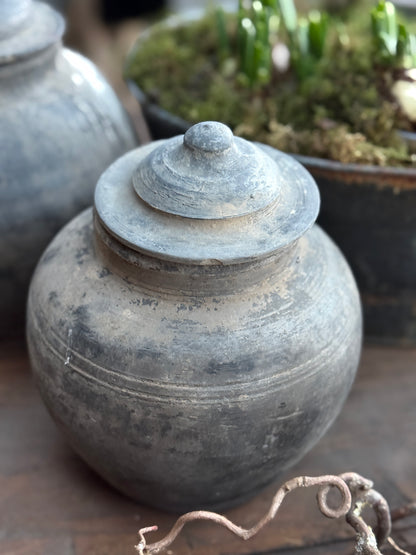 Oud Kruikje met Deksel (rechter op de afbeelding)