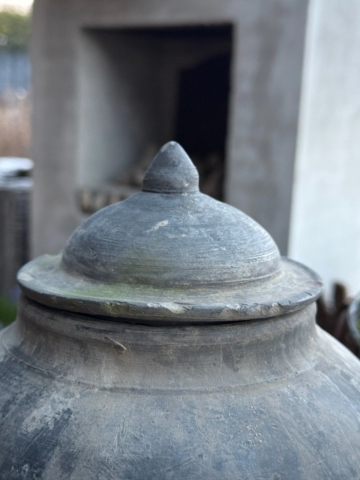 Alte Krug mit Deckel - Trapa Living (Links im Bild)