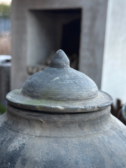 Alte Krug mit Deckel - Trapa Living (Links im Bild)
