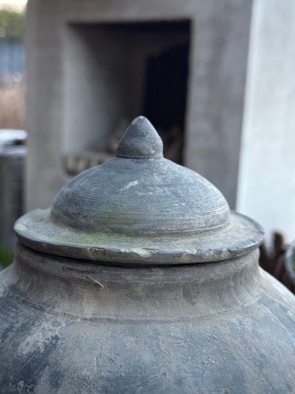 Oud kruikje met Deksel  (Linker op de afbeelding)