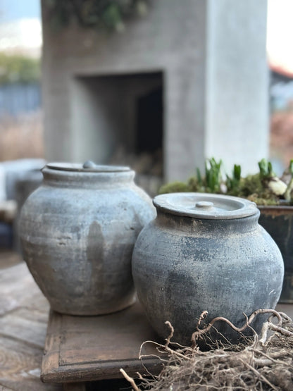 Old pot with lid - Trapa Living (left in the image)
