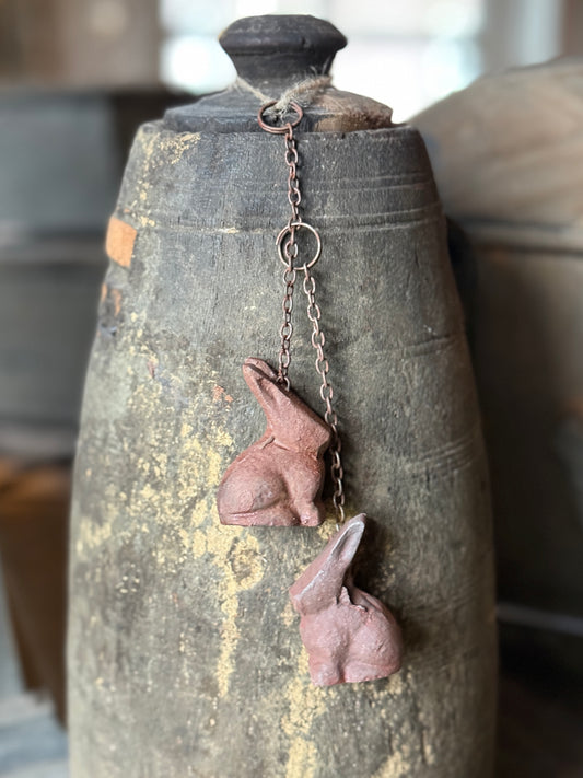 Metalen haas aan ijzeren ketting– roestkleur