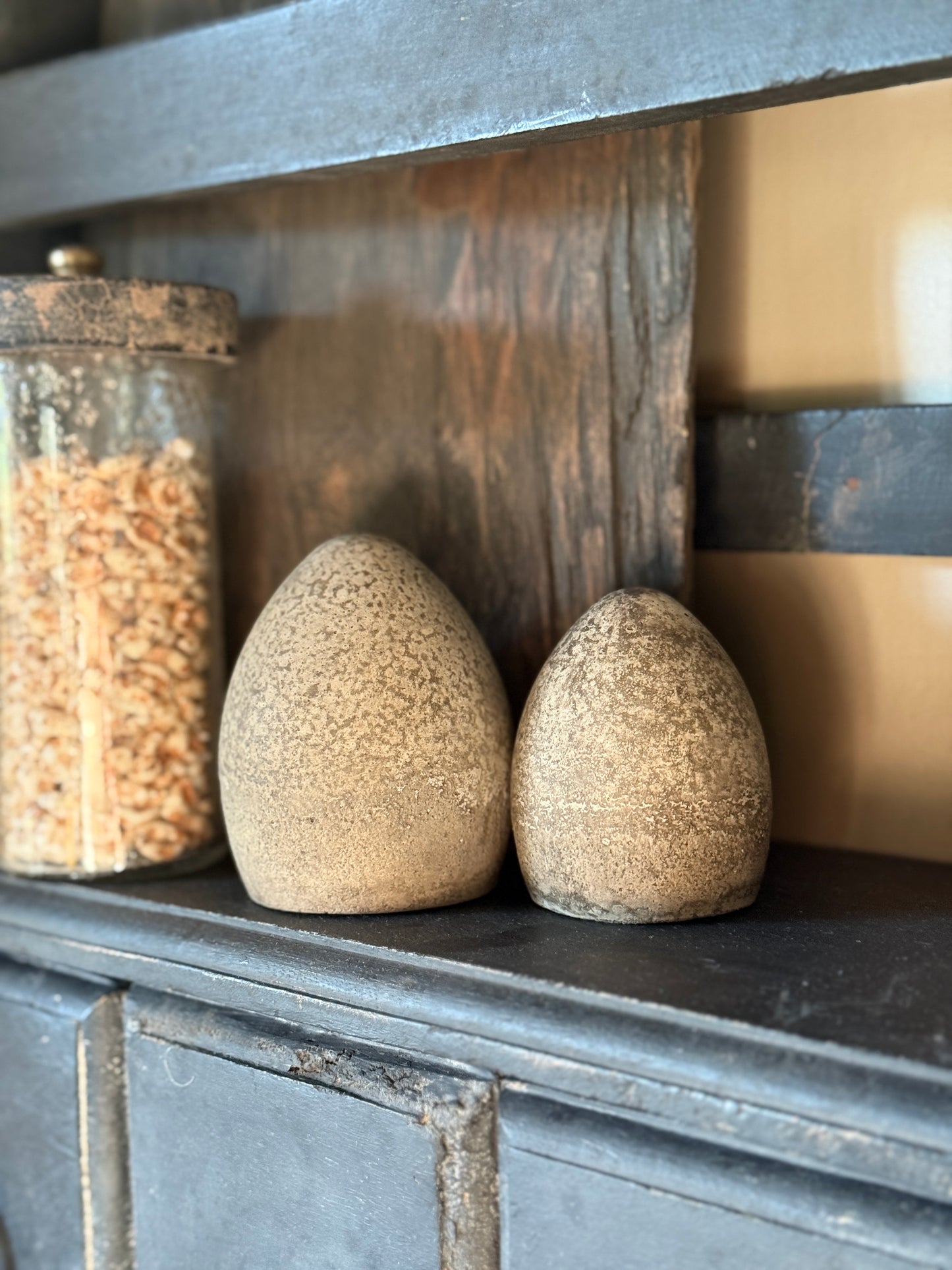 Concrete egg – PMR 9cm. (Left egg in the photo)