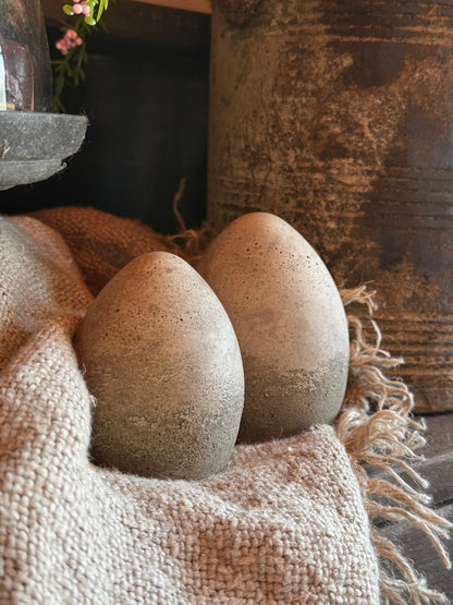 Betonei – PMR 9 cm. (Linkes Ei im Bild)