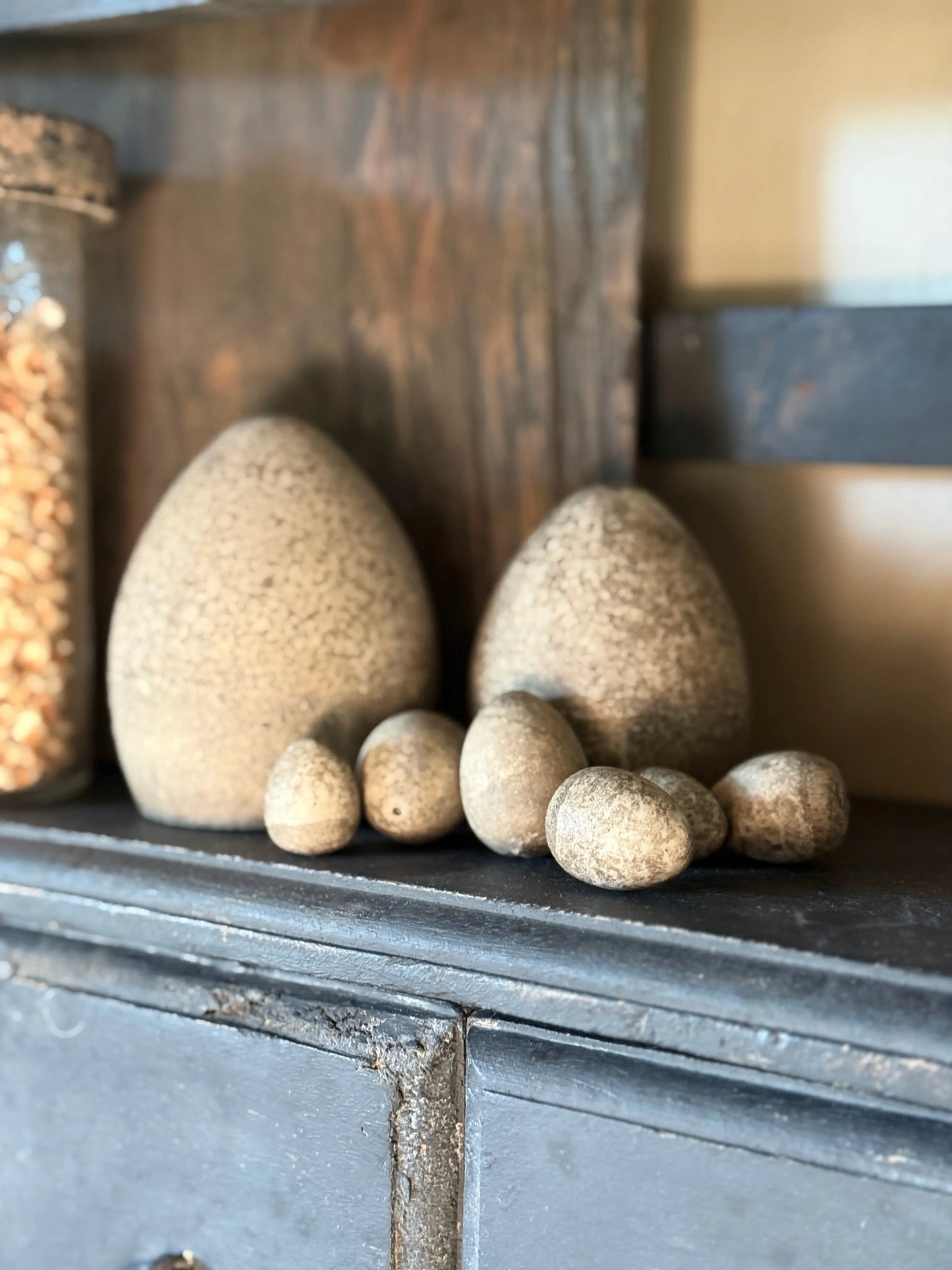 Betonei – PMR 9 cm. (Linkes Ei im Bild)