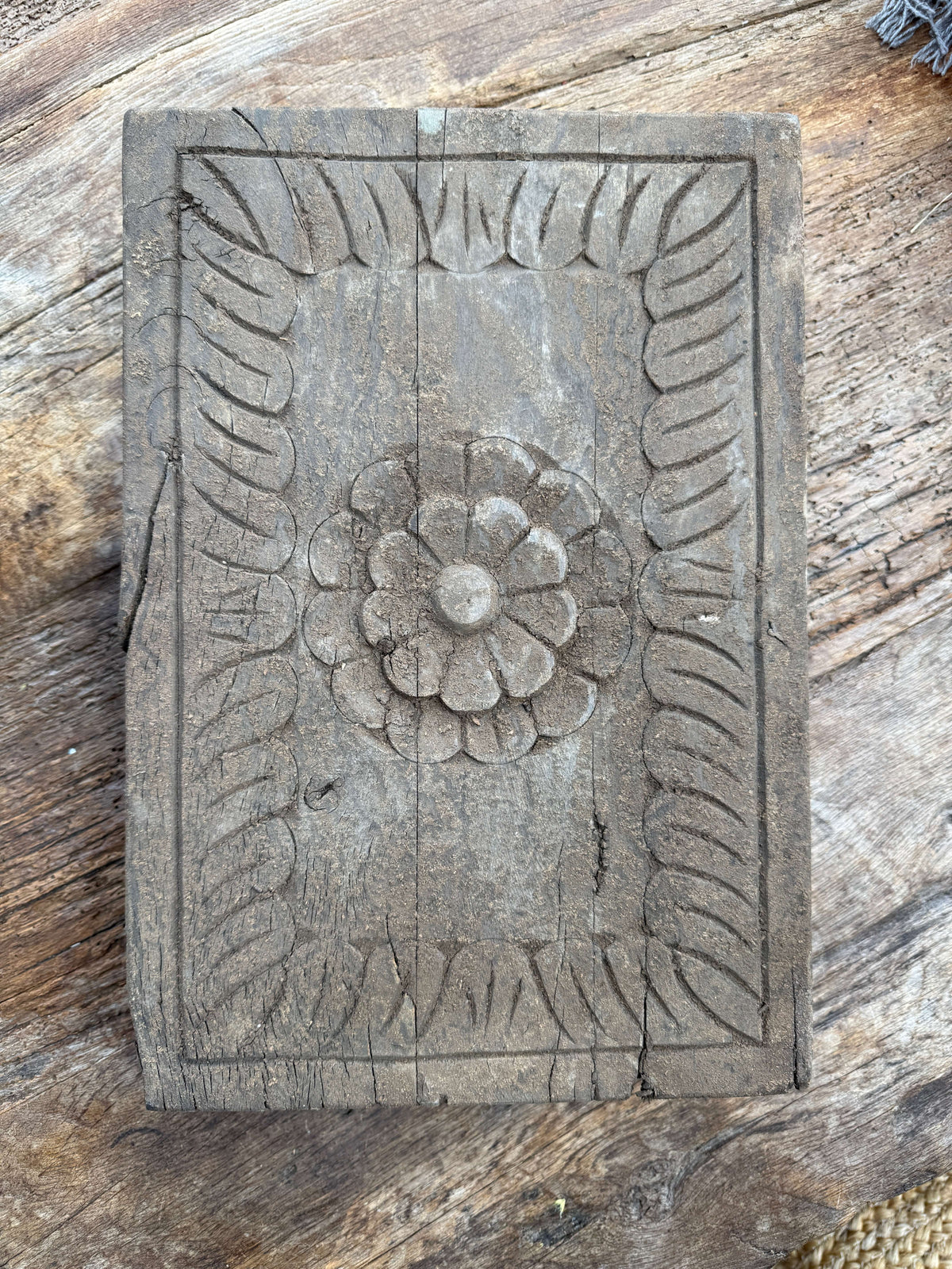 Oude Bajot met Houtsnijwerk – 35 x 24 x 8 cm- (LH08)