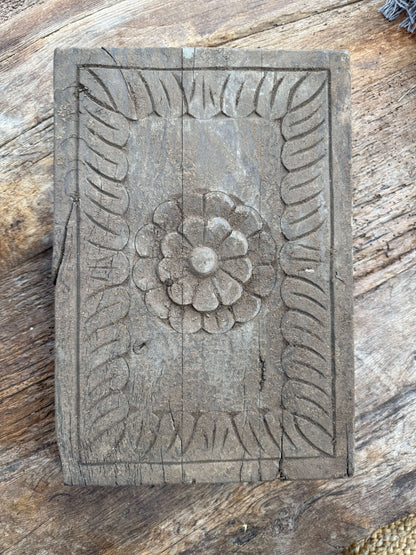 Oude Bajot met Houtsnijwerk – 35 x 24 x 8 cm- (LH08)