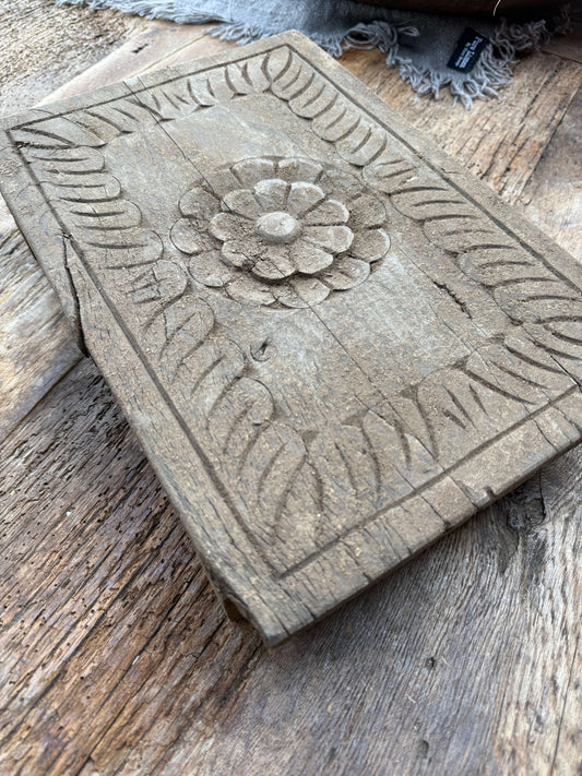 Oude Bajot met Houtsnijwerk – 35 x 24 x 8 cm- (LH08)
