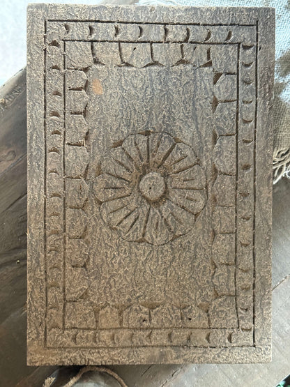 Oude Bajot met Houtsnijwerk – 35 x 24 x 8 cm.- (LH09)