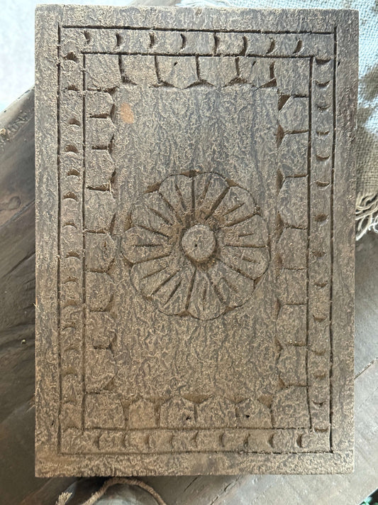 Oude Bajot met Houtsnijwerk – 35 x 24 x 8 cm.- (LH09)