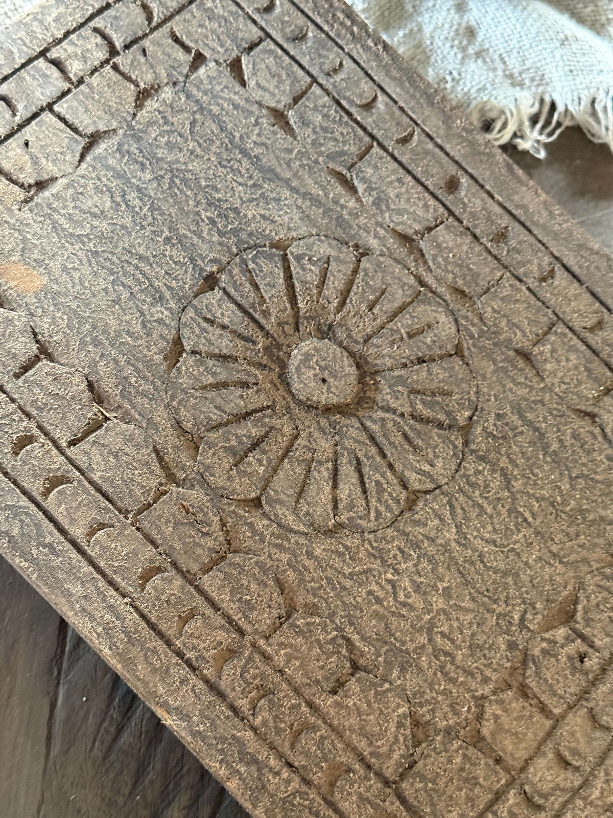 Oude Bajot met Houtsnijwerk – 35 x 24 x 8 cm.- (LH09)