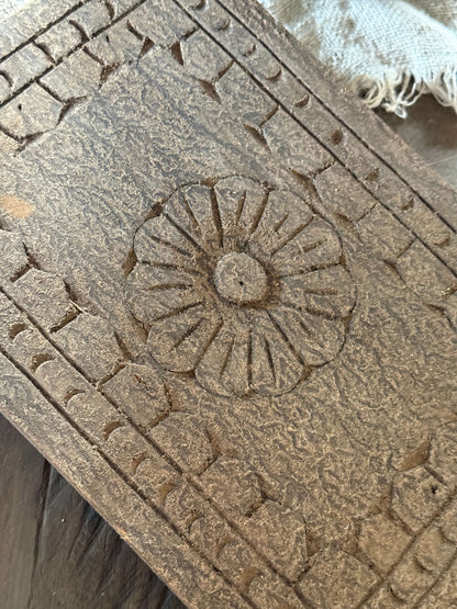Oude Bajot met Houtsnijwerk – 35 x 24 x 8 cm.- (LH09)