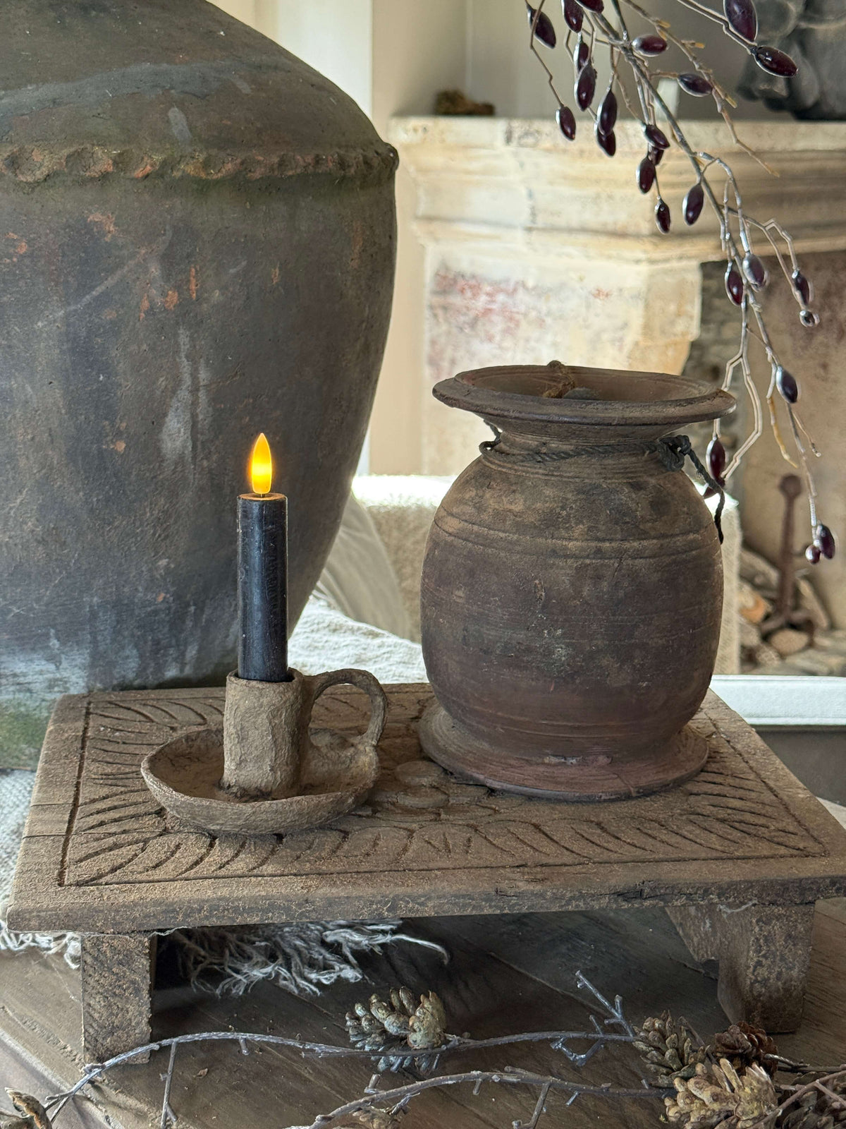 Oude Bajot met Houtsnijwerk – 34,5 x 23,5 x 7 cm.- (LH10)