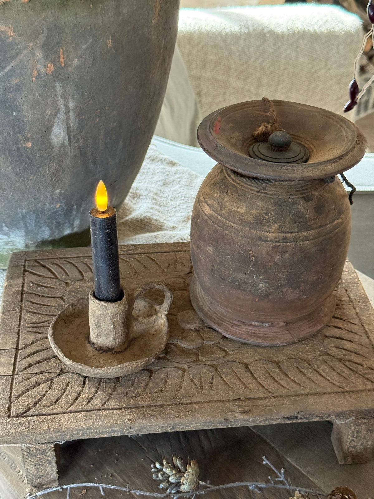 Oude Bajot met Houtsnijwerk – 34,5 x 23,5 x 7 cm.- (LH10)