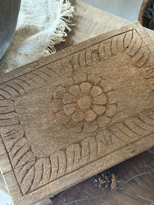Oude Bajot met Houtsnijwerk – 34,5 x 23,5 x 7 cm.- (LH10)