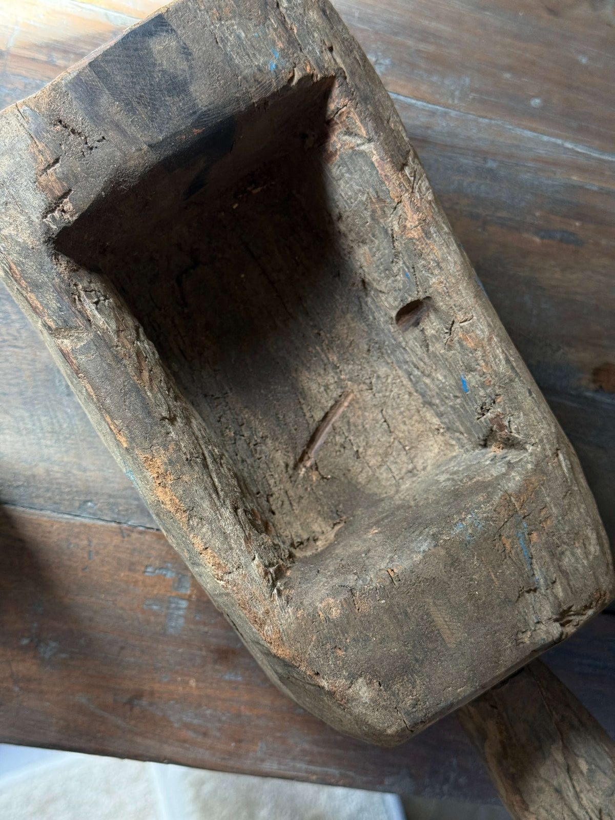 Oude houten vijzel uit India