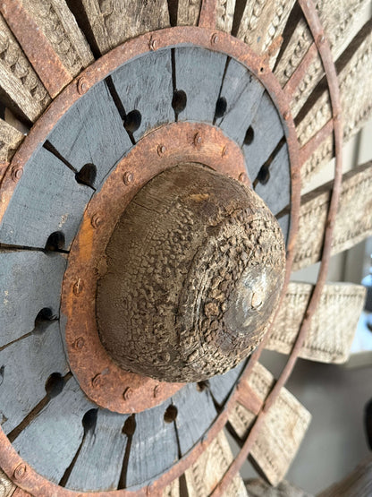 Houten wiel op metalen voet