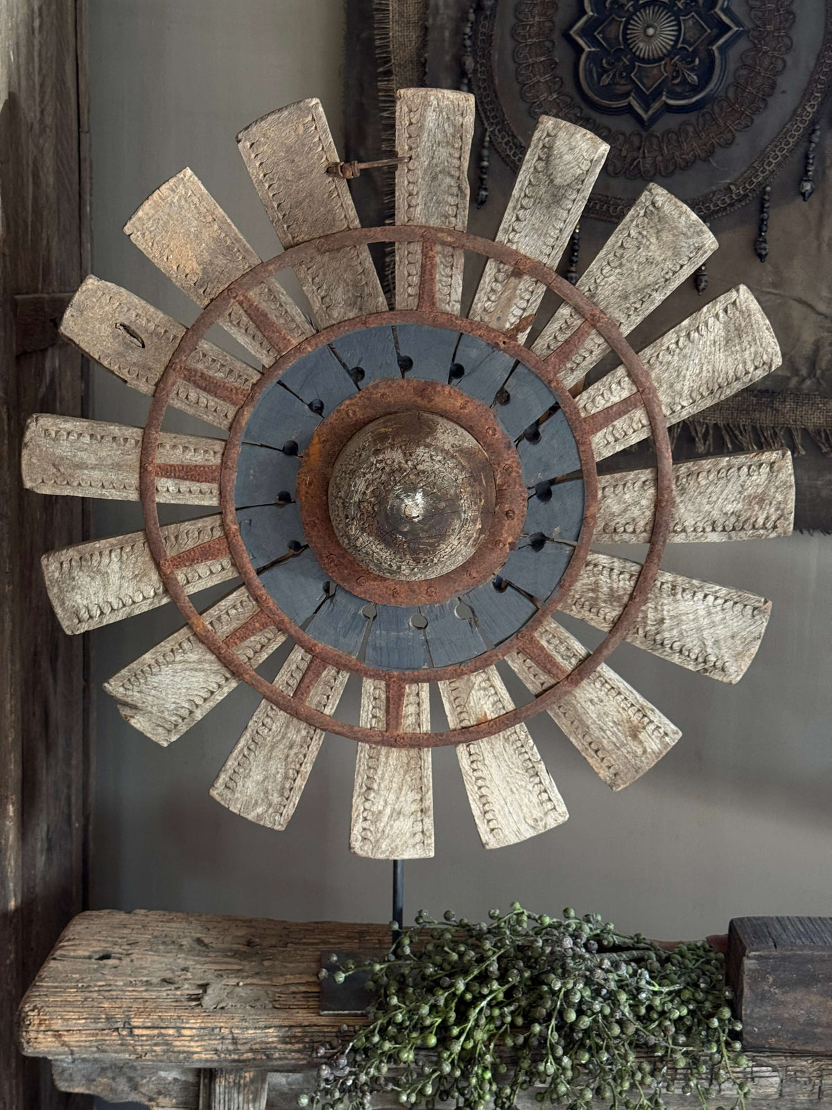 Houten wiel op metalen voet