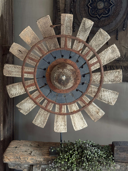 Houten wiel op metalen voet