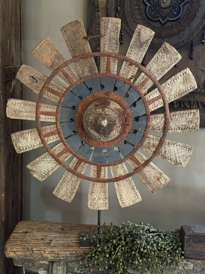 Houten wiel op metalen voet