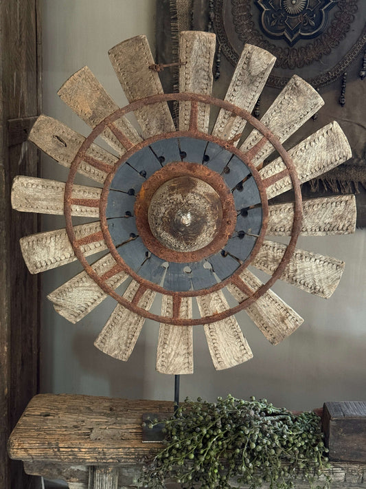 Houten wiel op metalen voet