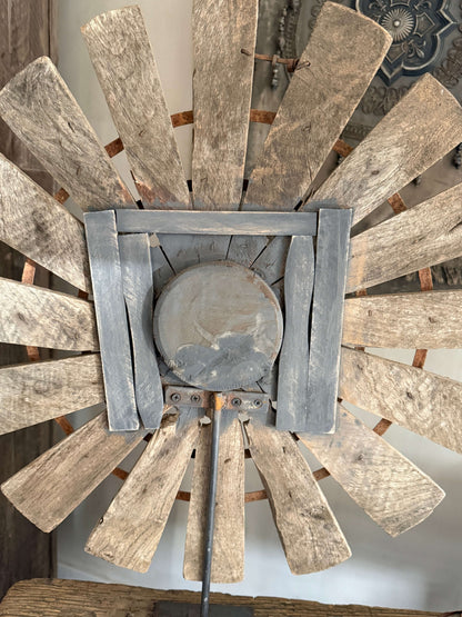Houten wiel op metalen voet