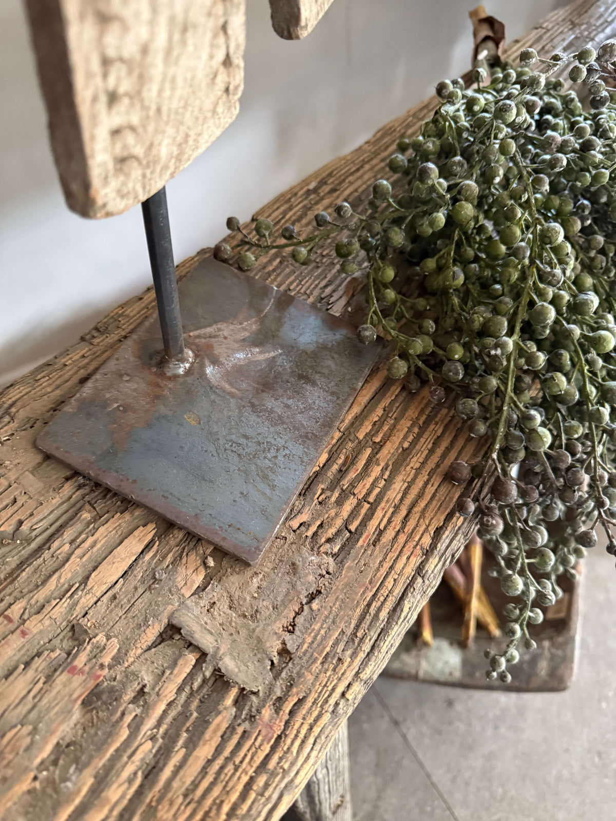 Houten wiel op metalen voet