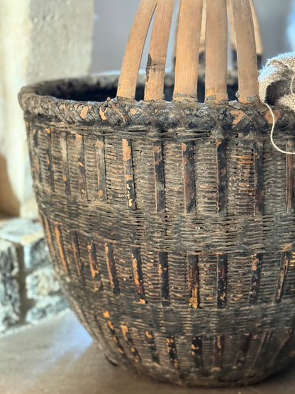 Authentischer chinesischer Korb mit Henkel