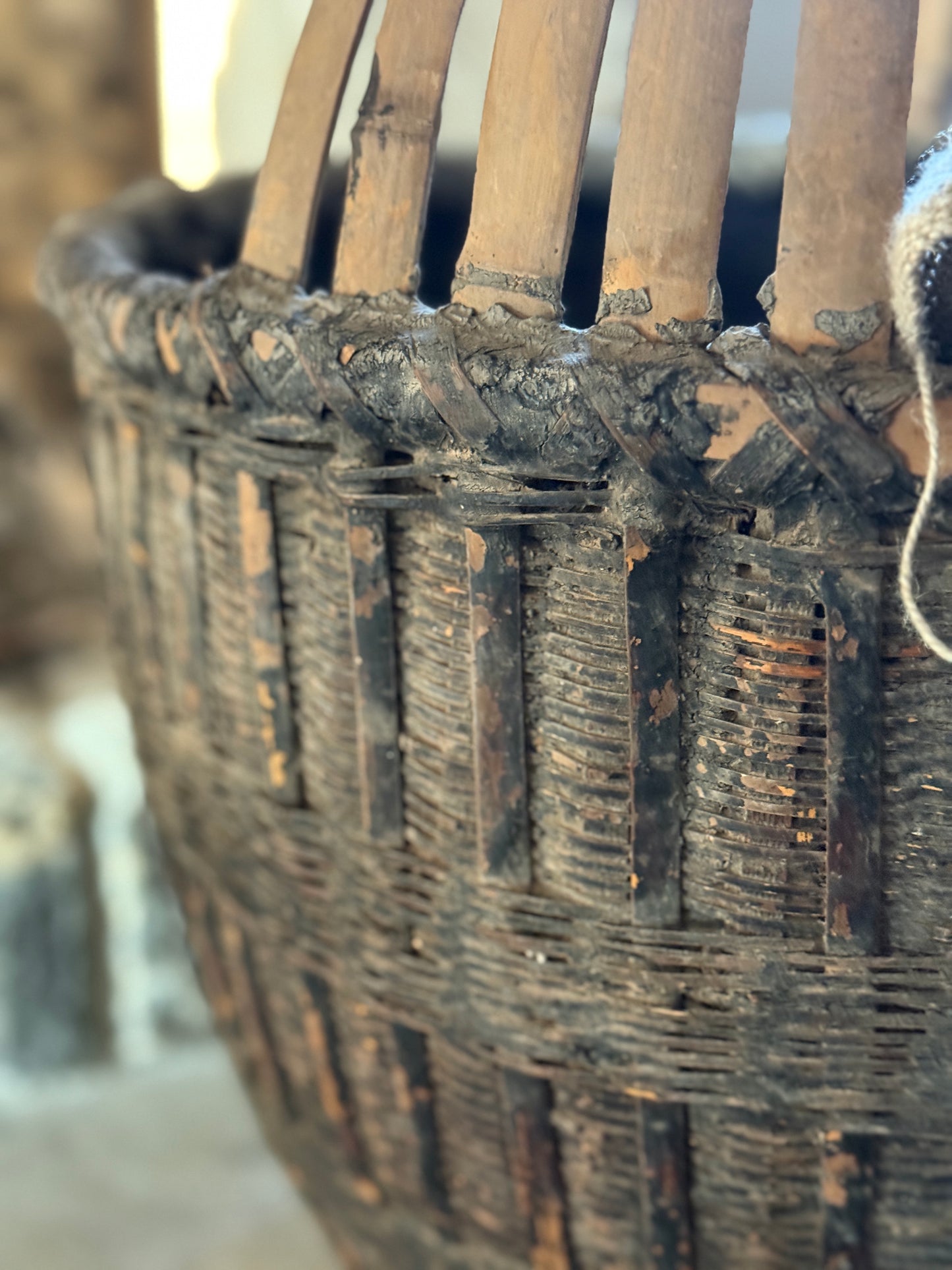 Authentischer chinesischer Korb mit Henkel