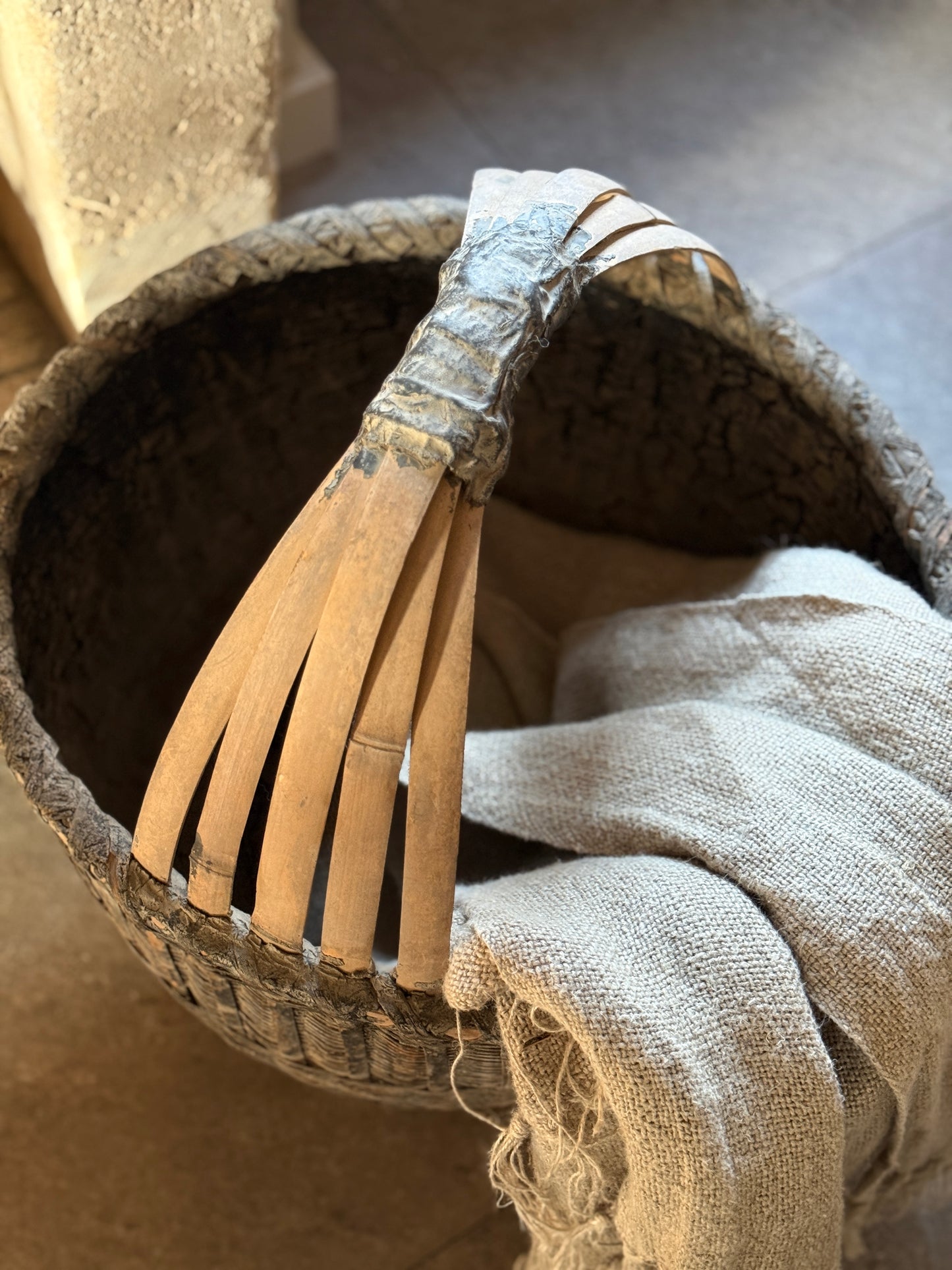 Authentischer chinesischer Korb mit Henkel